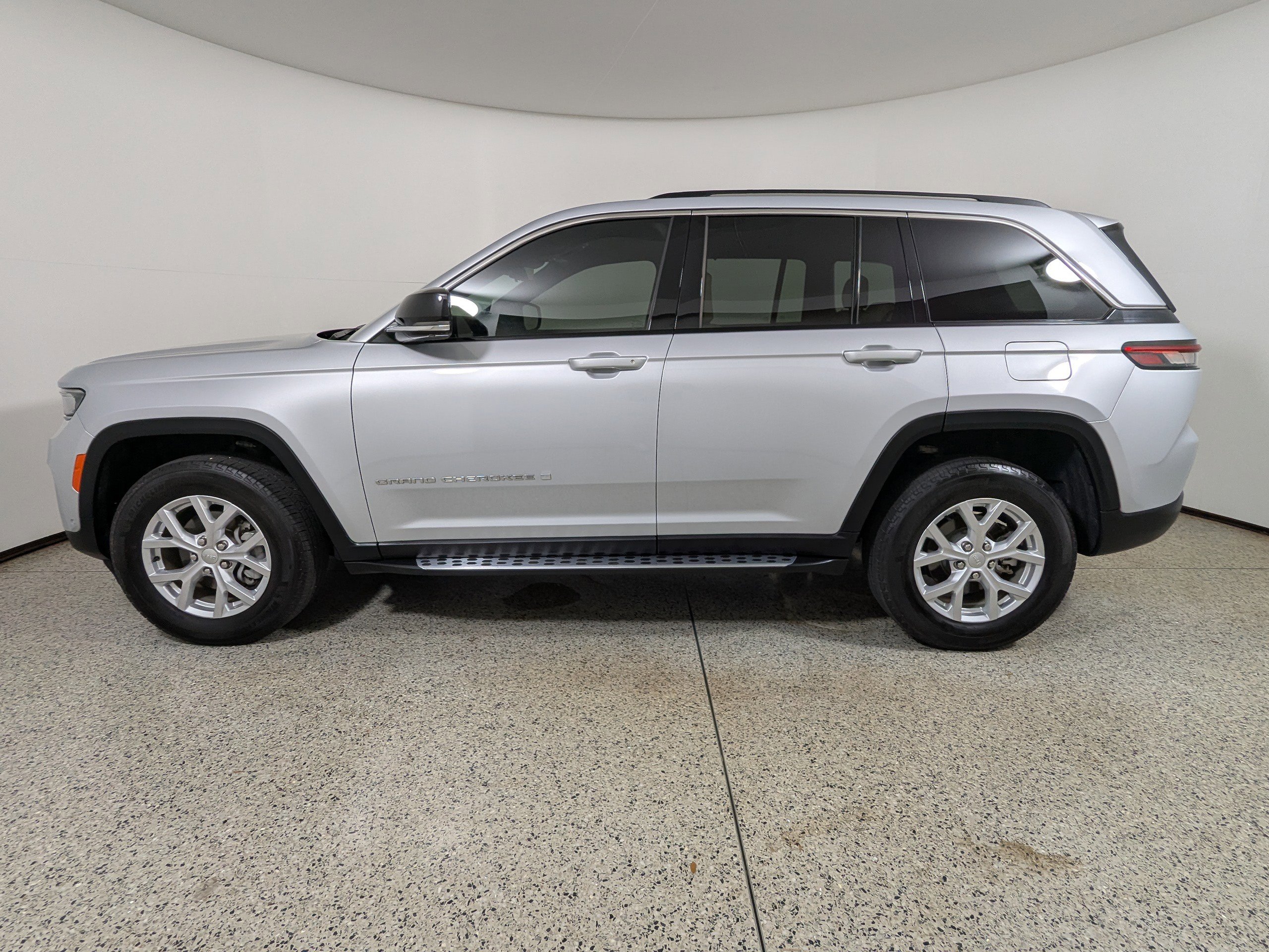 Used 2023 Jeep Grand Cherokee Limited w/ Luxury Tech Group II RWD image 4