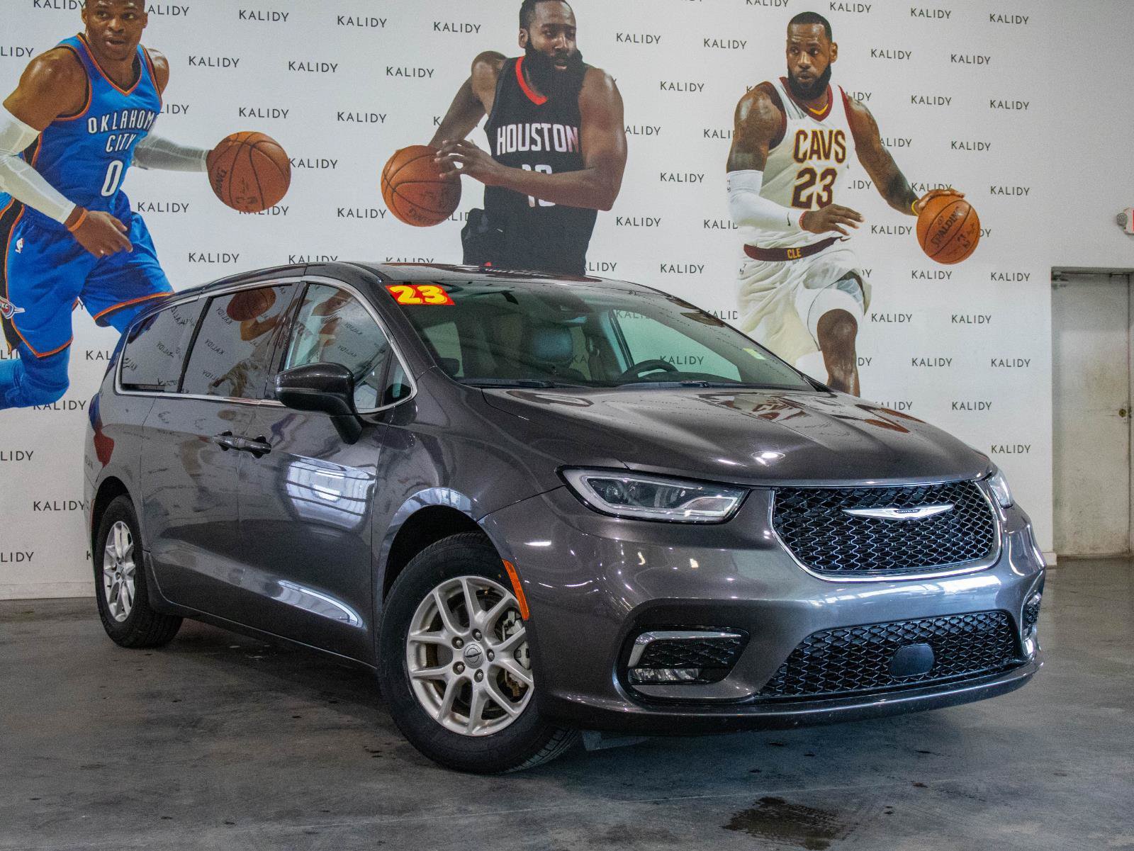 Used 2023 Chrysler Pacifica Touring-L FWD image 2