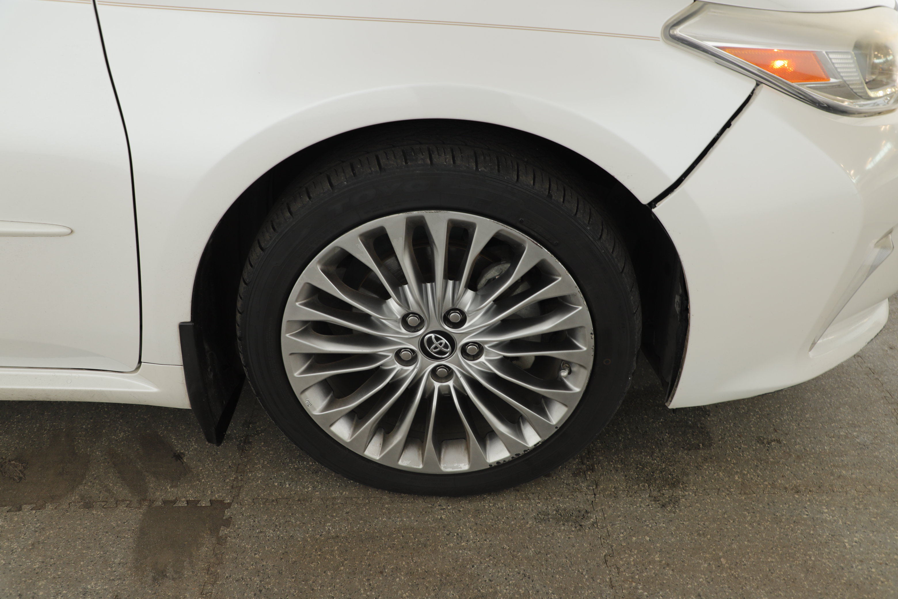 Used 2016 Toyota Avalon Limited w/ Toyota Safety Sense Package FWD image 5