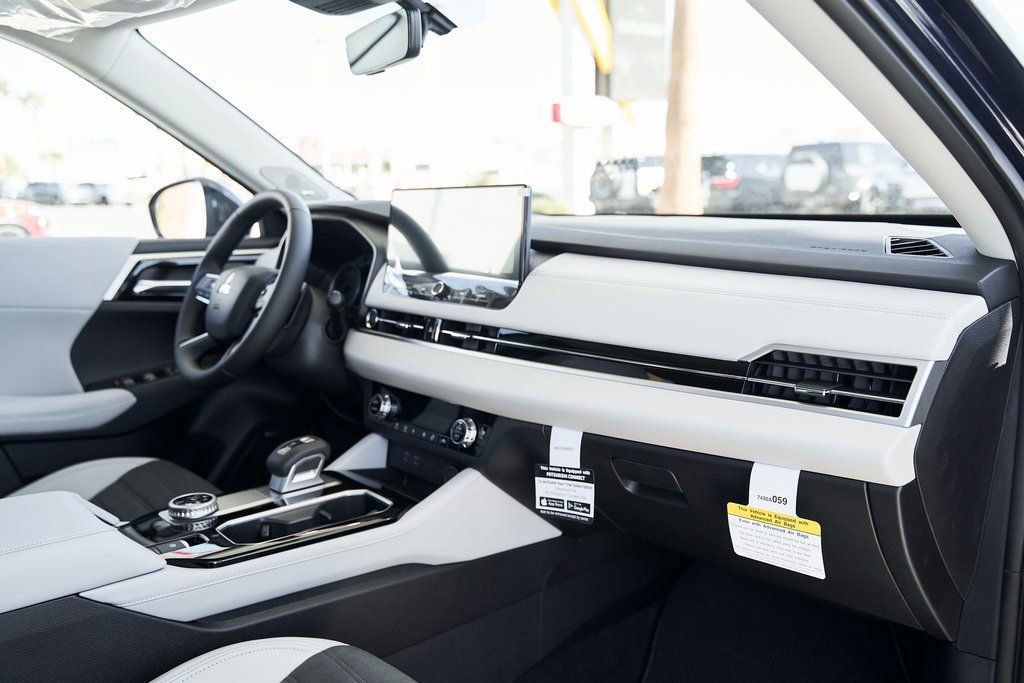 Used 2025 Mitsubishi Outlander SE FWD image 27