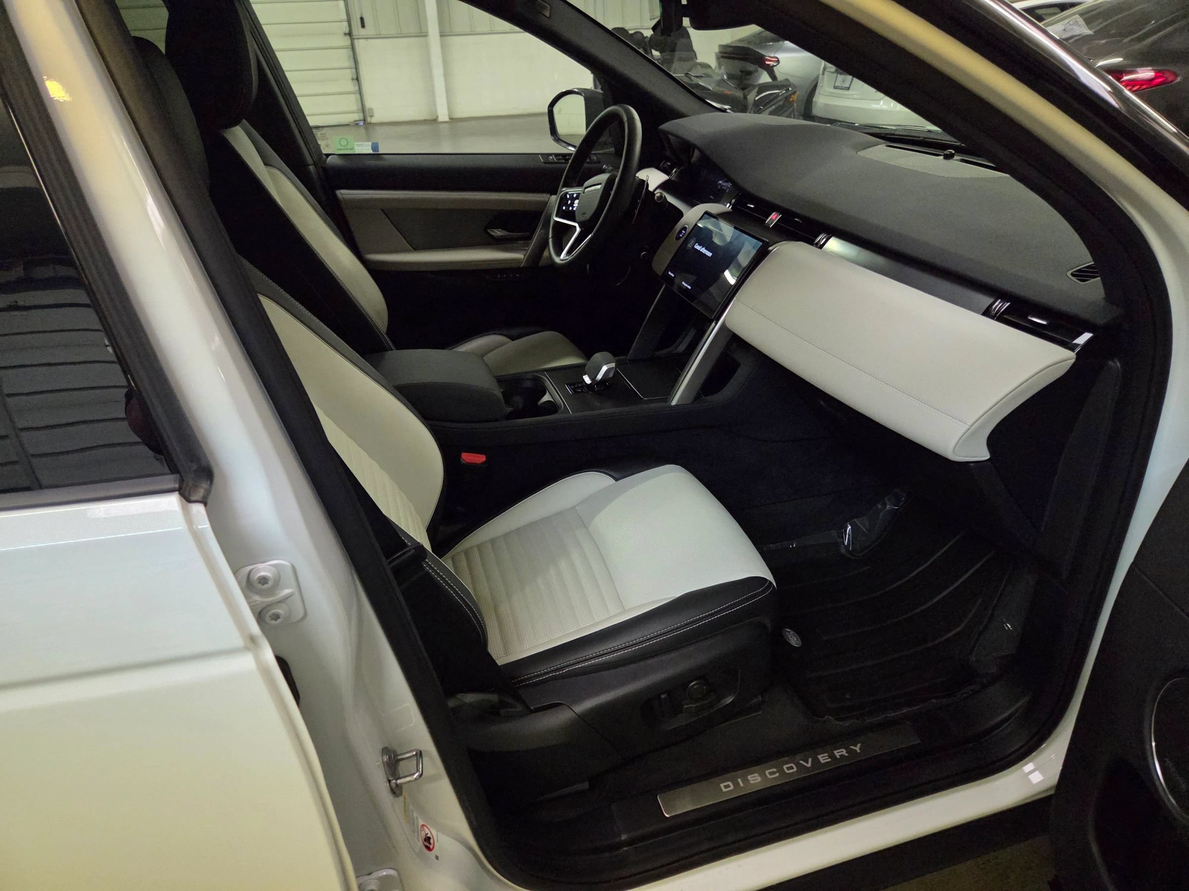 Used 2024 Land Rover Discovery Sport Dynamic SE AWD/4WD image 28