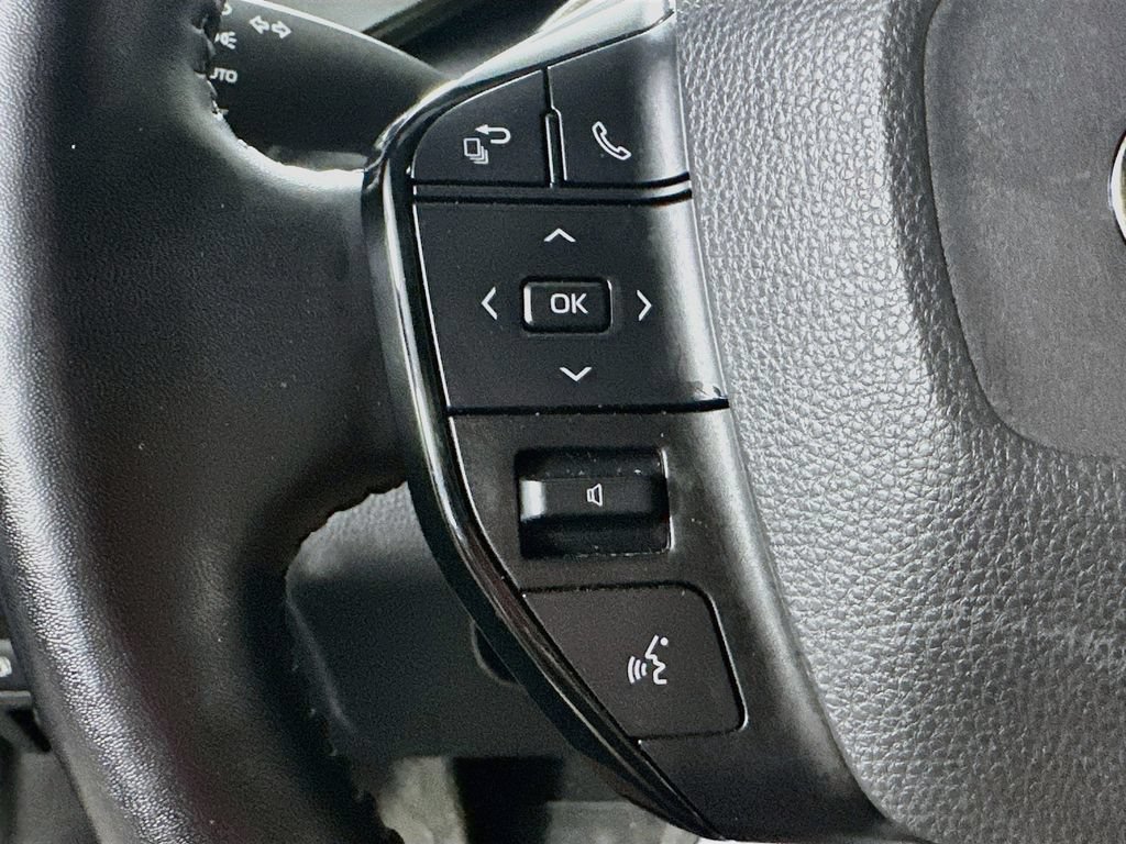 Used 2023 Toyota Prius XLE FWD image 24