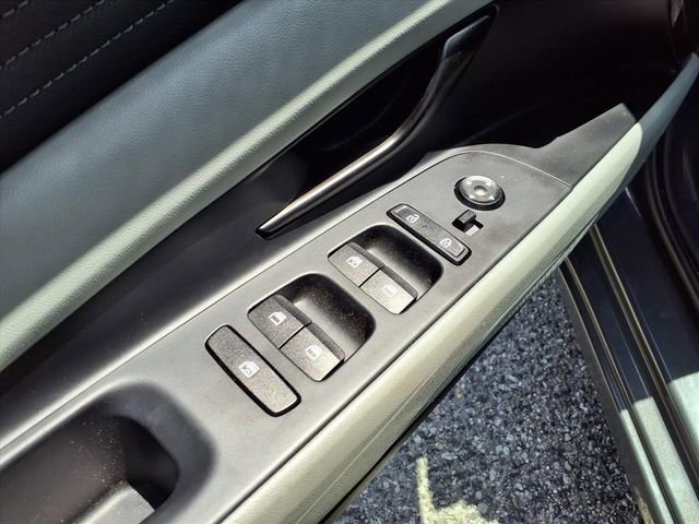 Used 2025 Hyundai Elantra Limited image 16