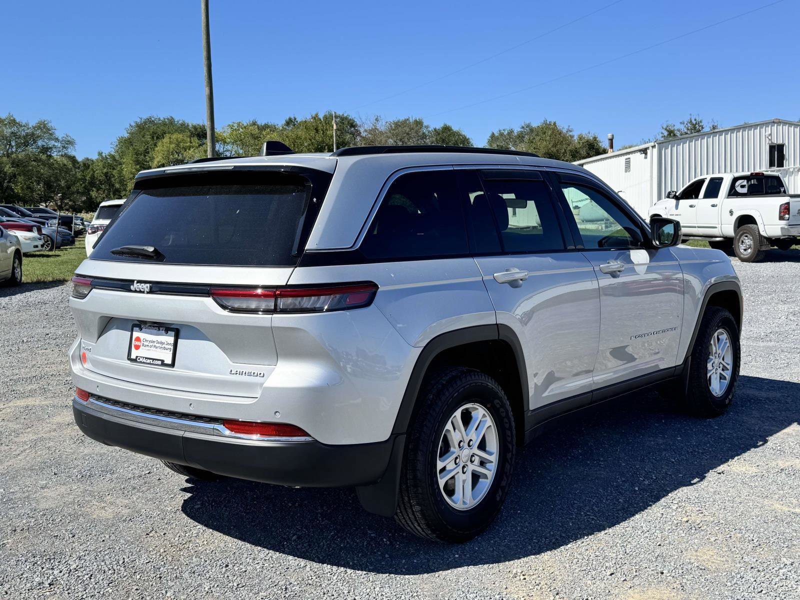 New 2025 Jeep Grand Cherokee Laredo w/ Luxury Tech Group I AWD/4WD image 19