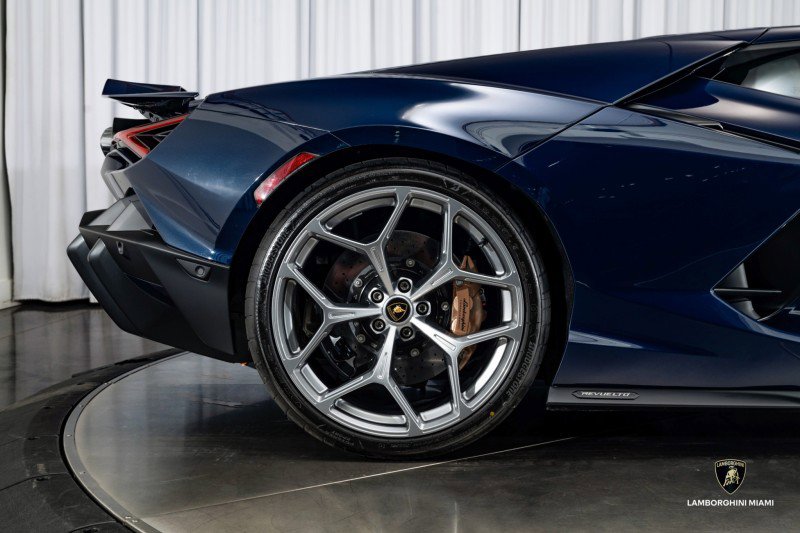 Used 2025 Lamborghini Revuelto image 28