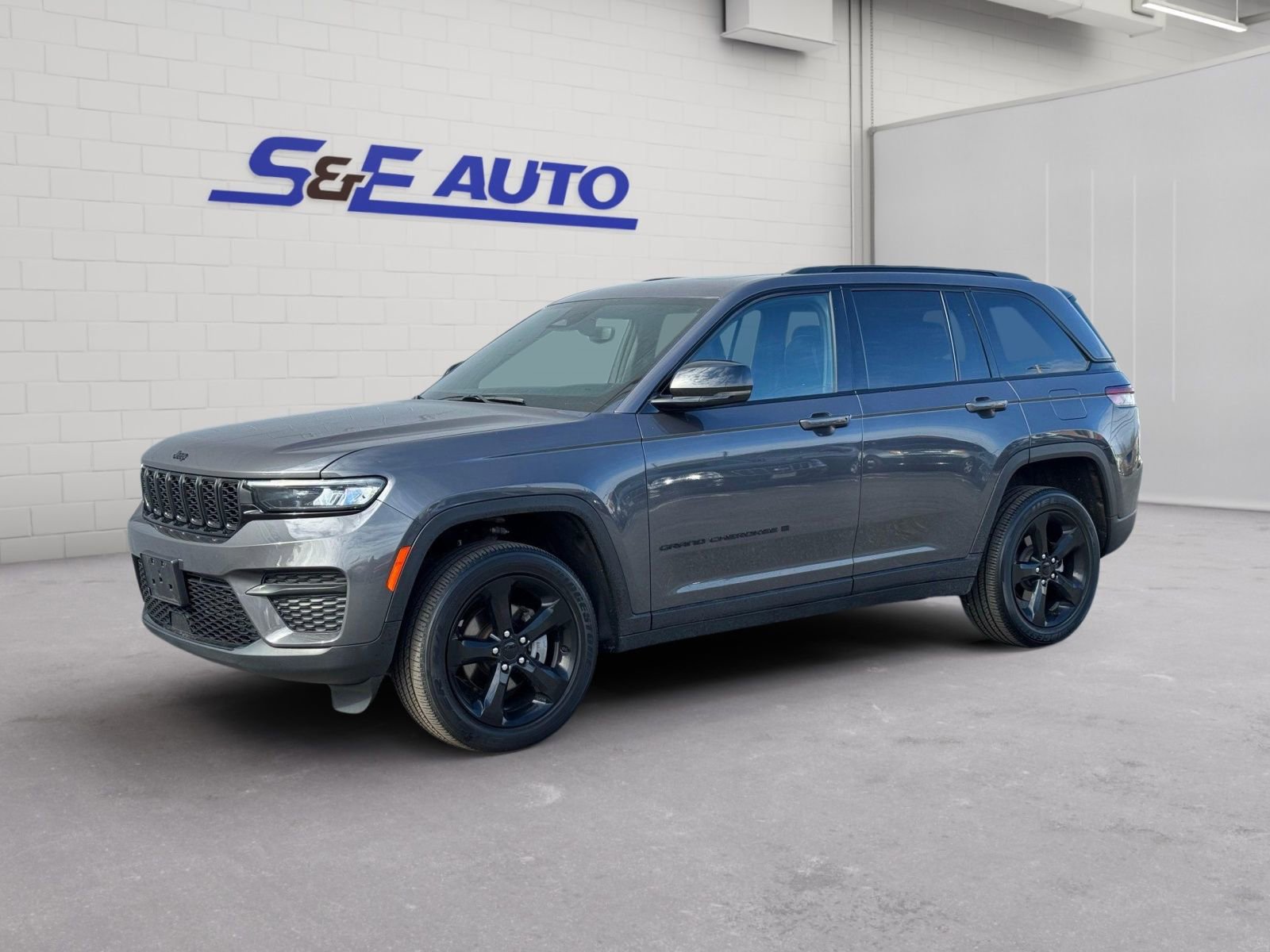 Used 2023 Jeep Grand Cherokee Altitude image 1