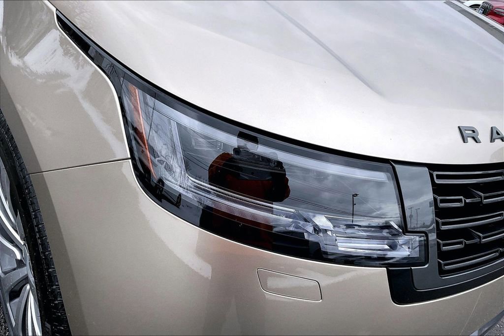 Used 2025 Land Rover Range Rover SE image 32