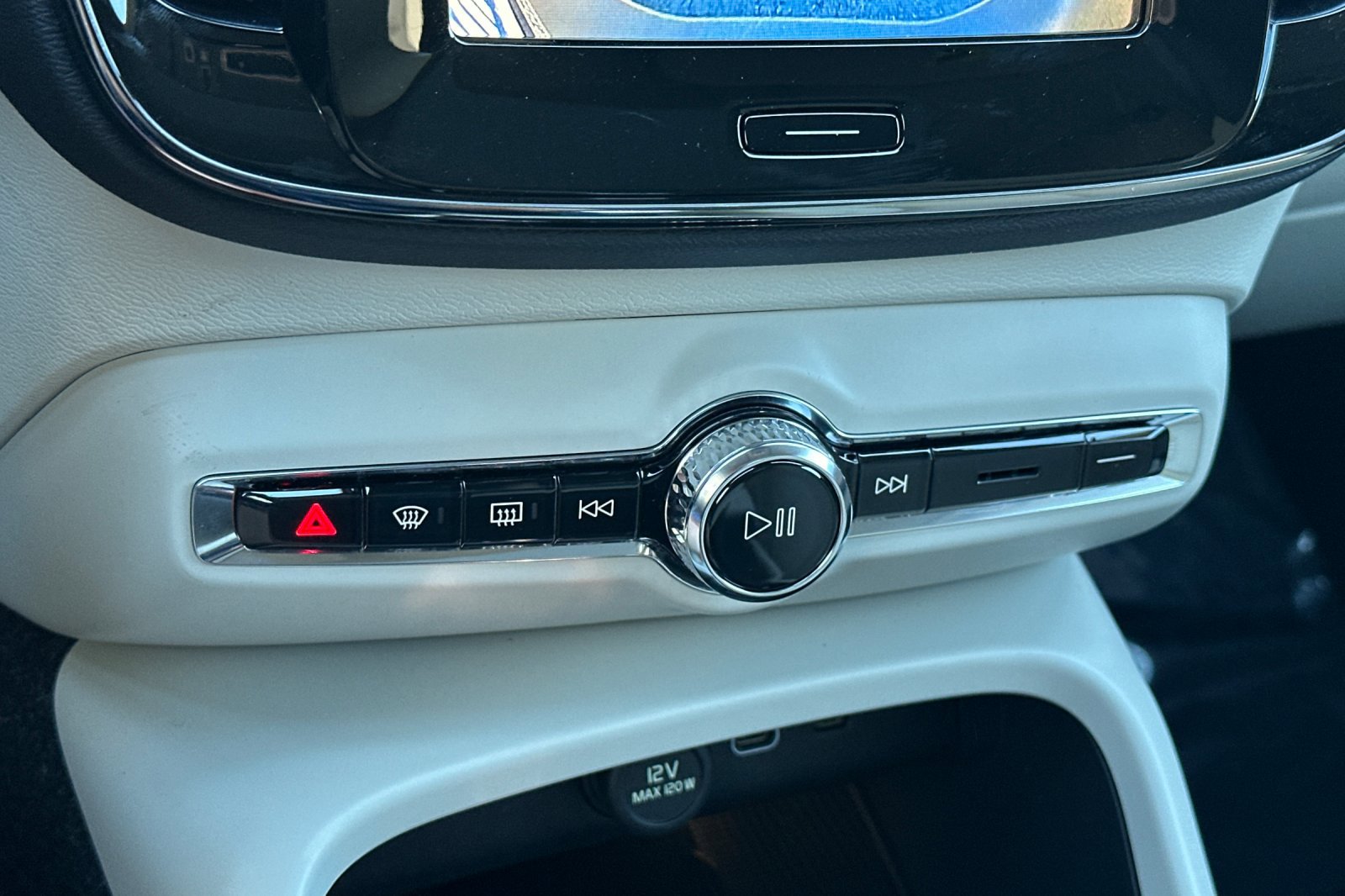 New 2026 Volvo XC40 B5 Plus w/ Protection Package Premier image 18