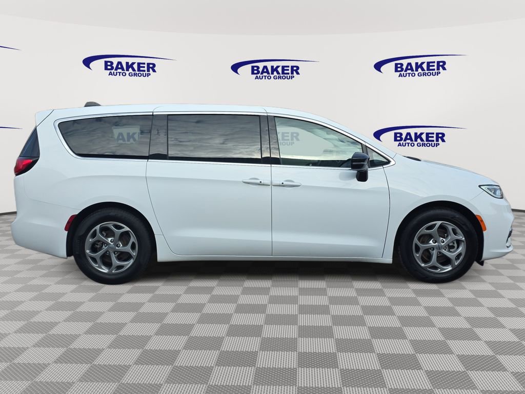 Used 2024 Chrysler Pacifica Limited image 2