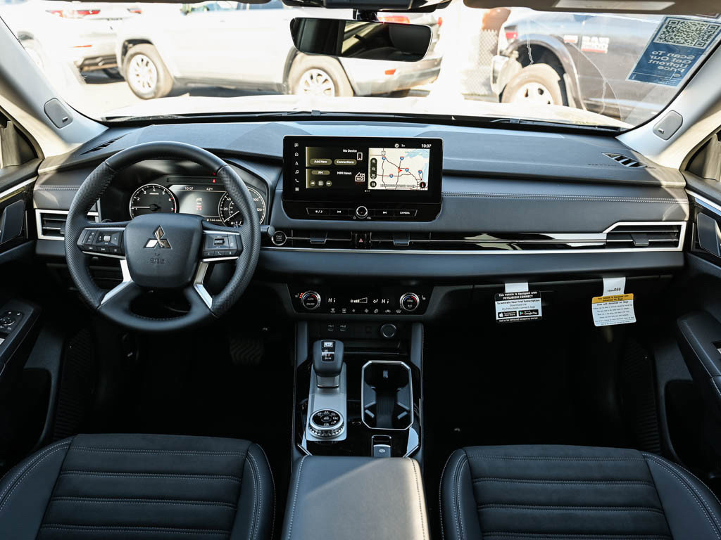 New 2025 Mitsubishi Outlander SE image 13