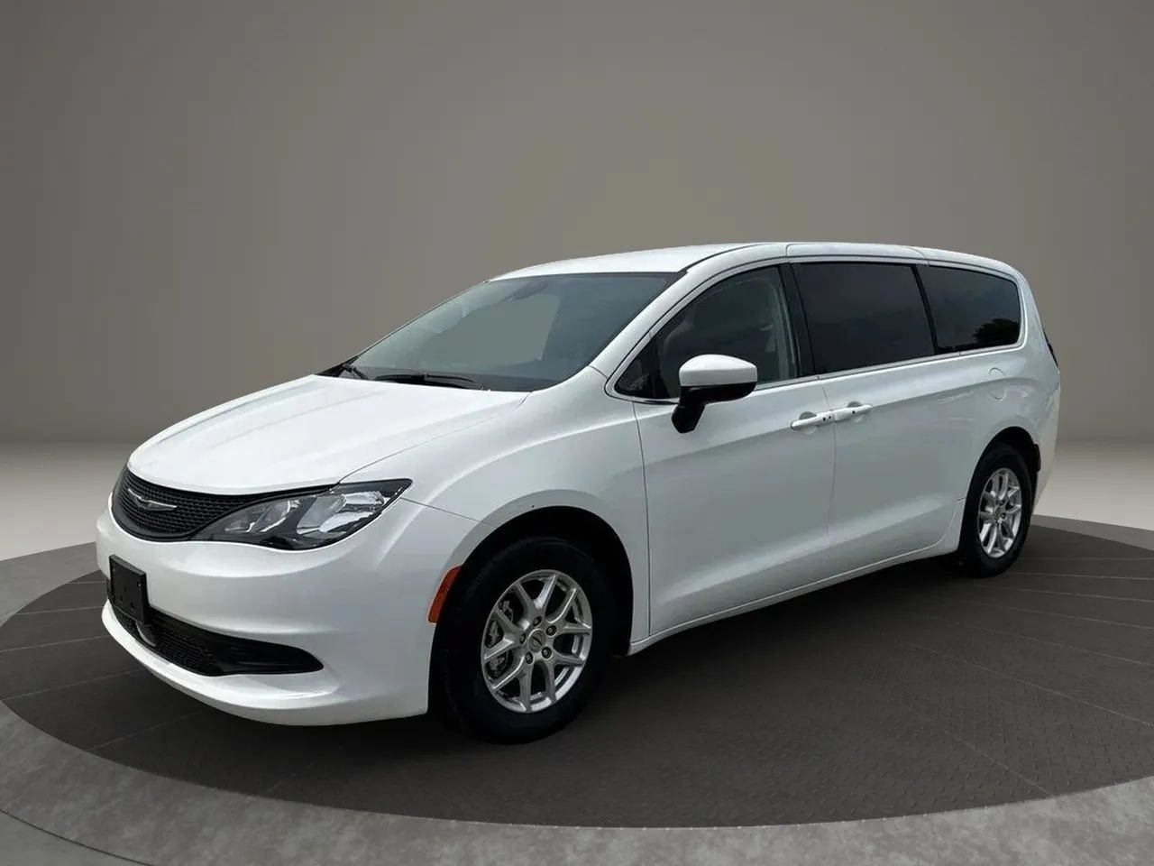 Used 2023 Chrysler Voyager LX FWD image 1