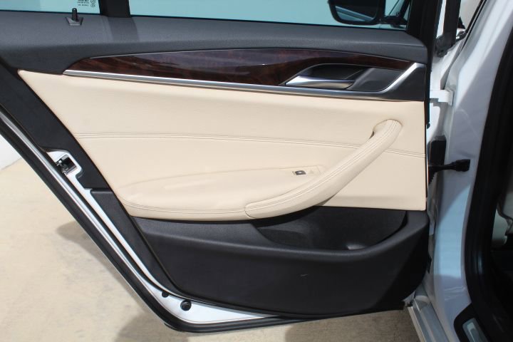 Used 2020 BMW 530e xDrive w/ Premium Package image 32