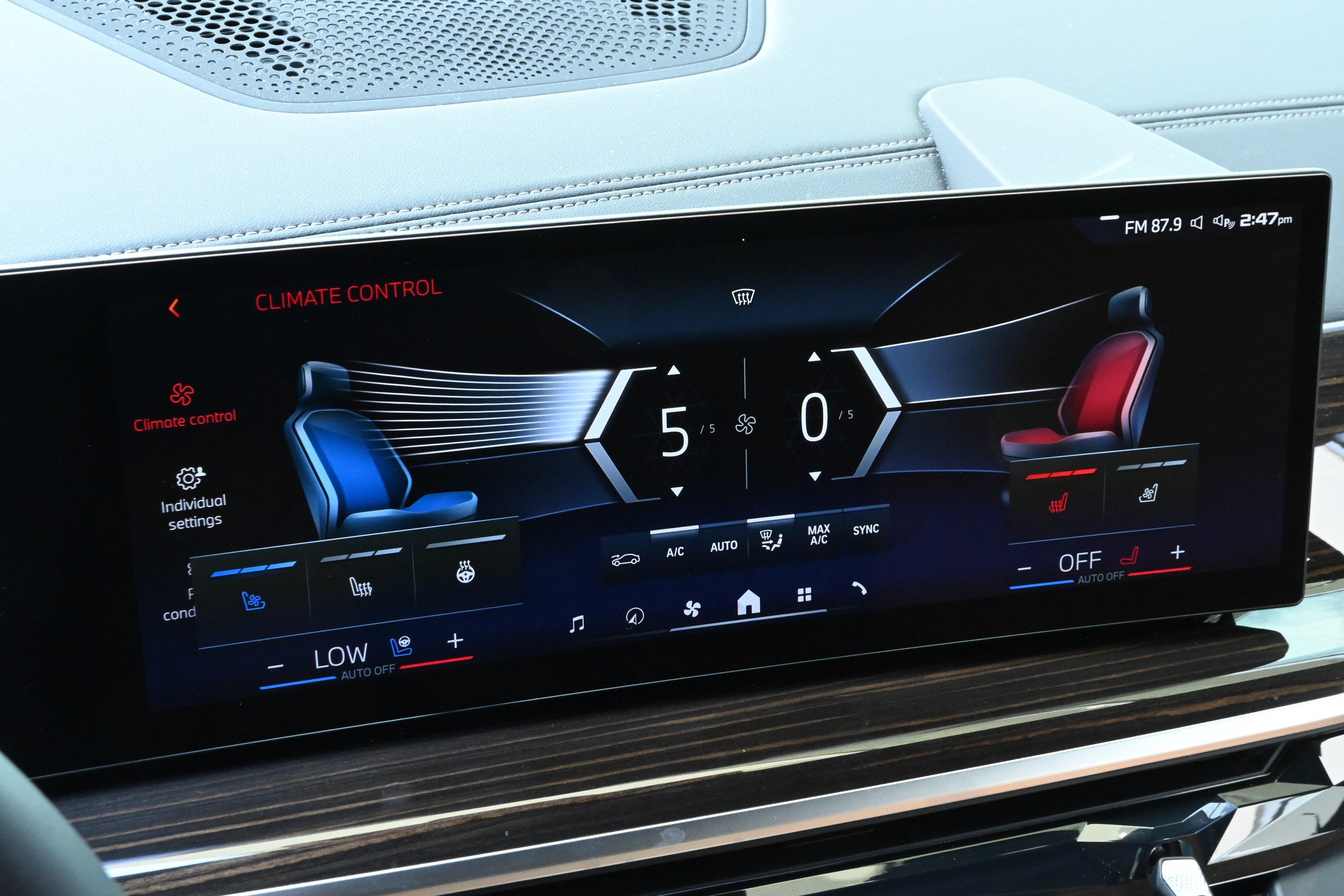 Certified 2025 BMW X5 M60i AWD/4WD image 21