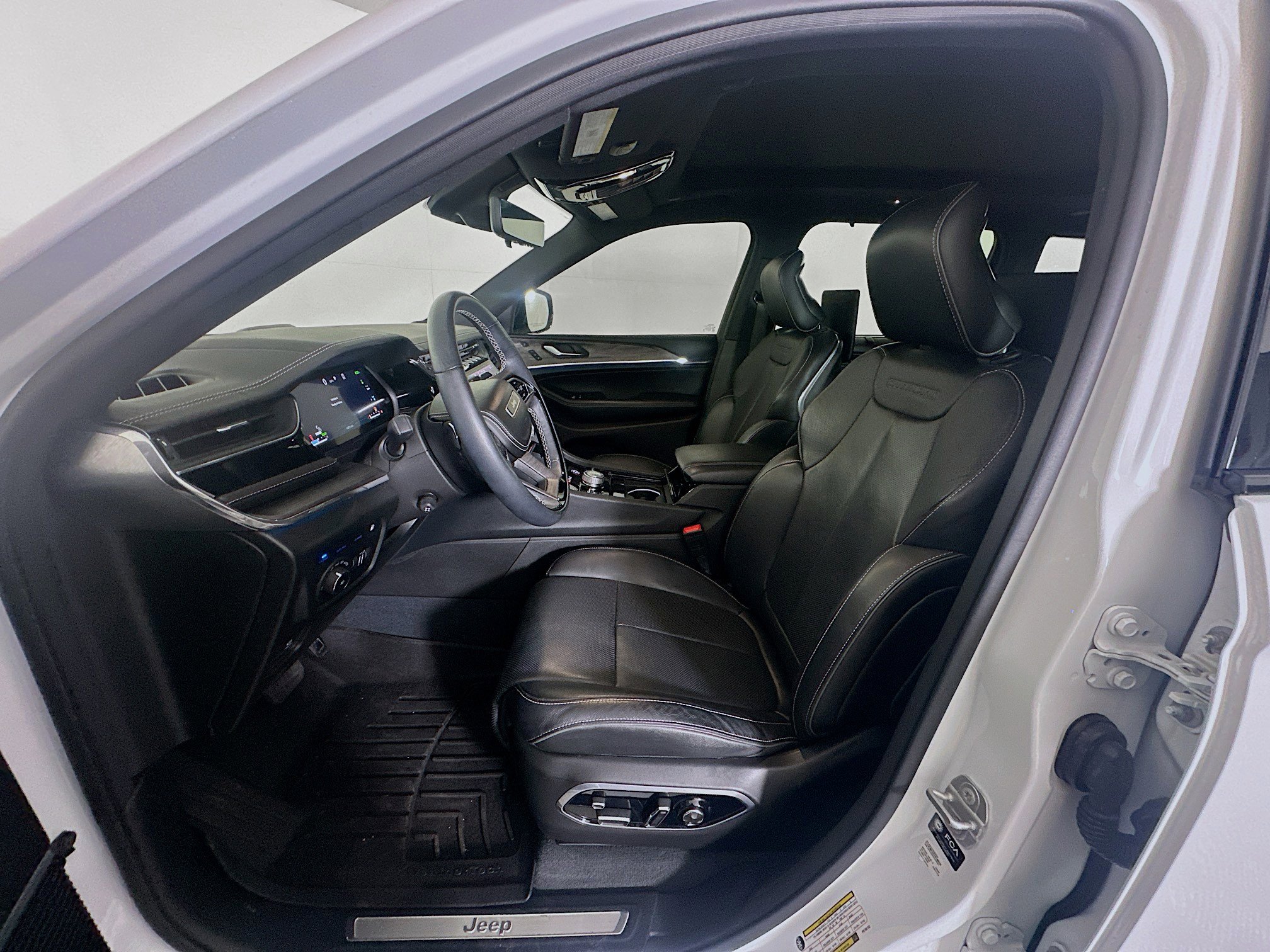 Used 2023 Jeep Grand Cherokee Overland w/ Advanced Protech Group III image 13