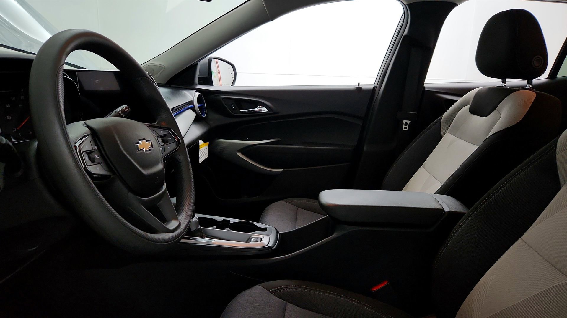 Certified 2025 Chevrolet Trax LS w/ LS Convenience Package FWD image 17