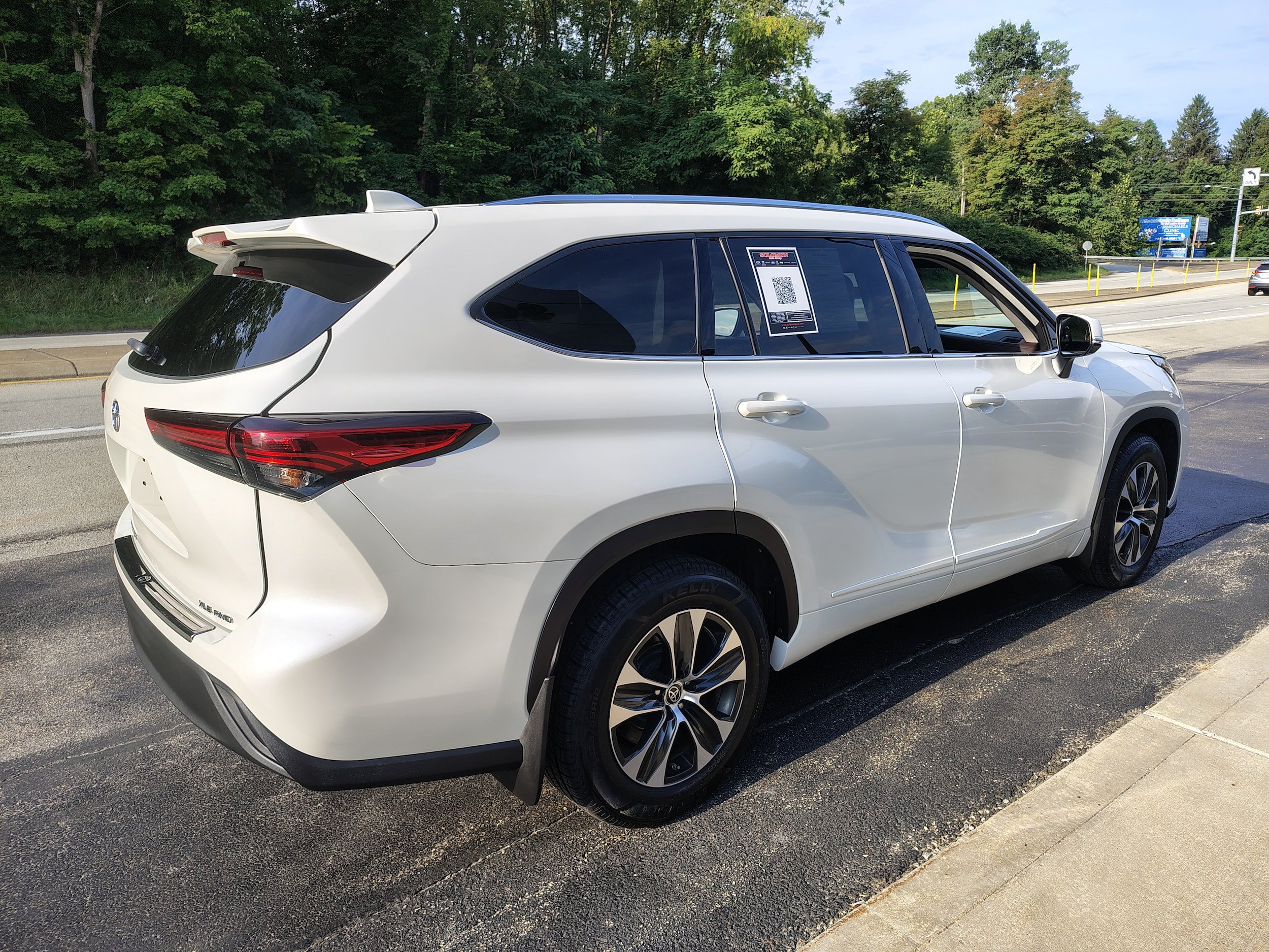 Used 2020 Toyota Highlander XLE AWD/4WD image 7