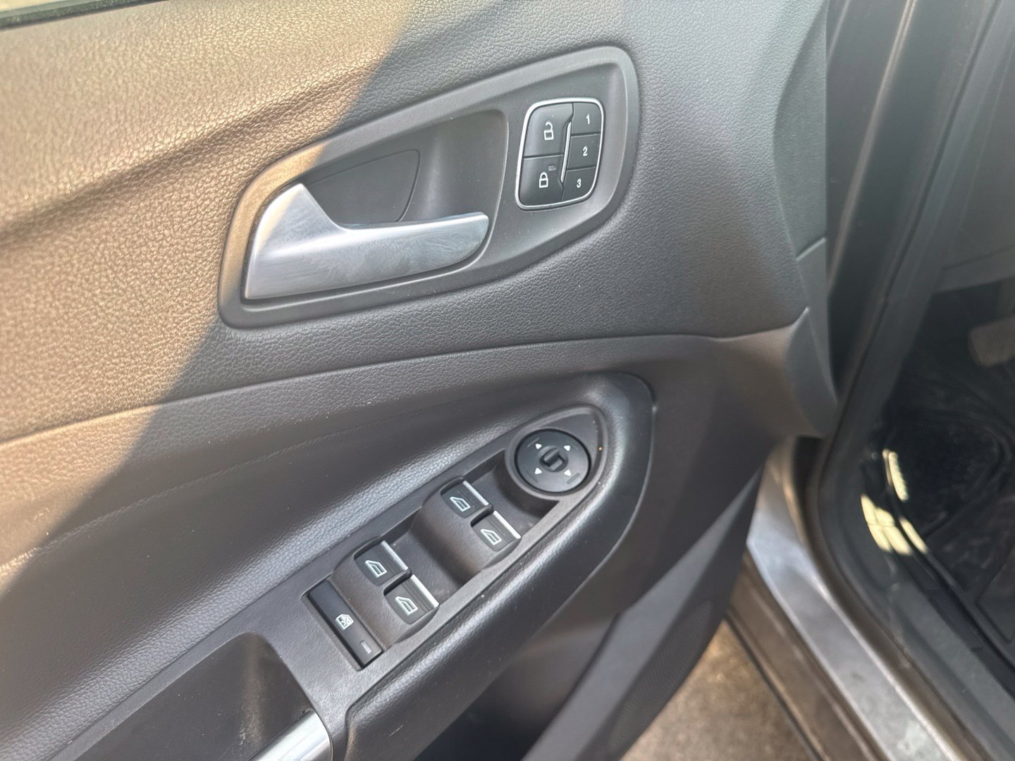 Used 2019 Ford Escape Titanium AWD/4WD image 19