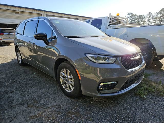 Used 2025 Chrysler Pacifica Select image 5