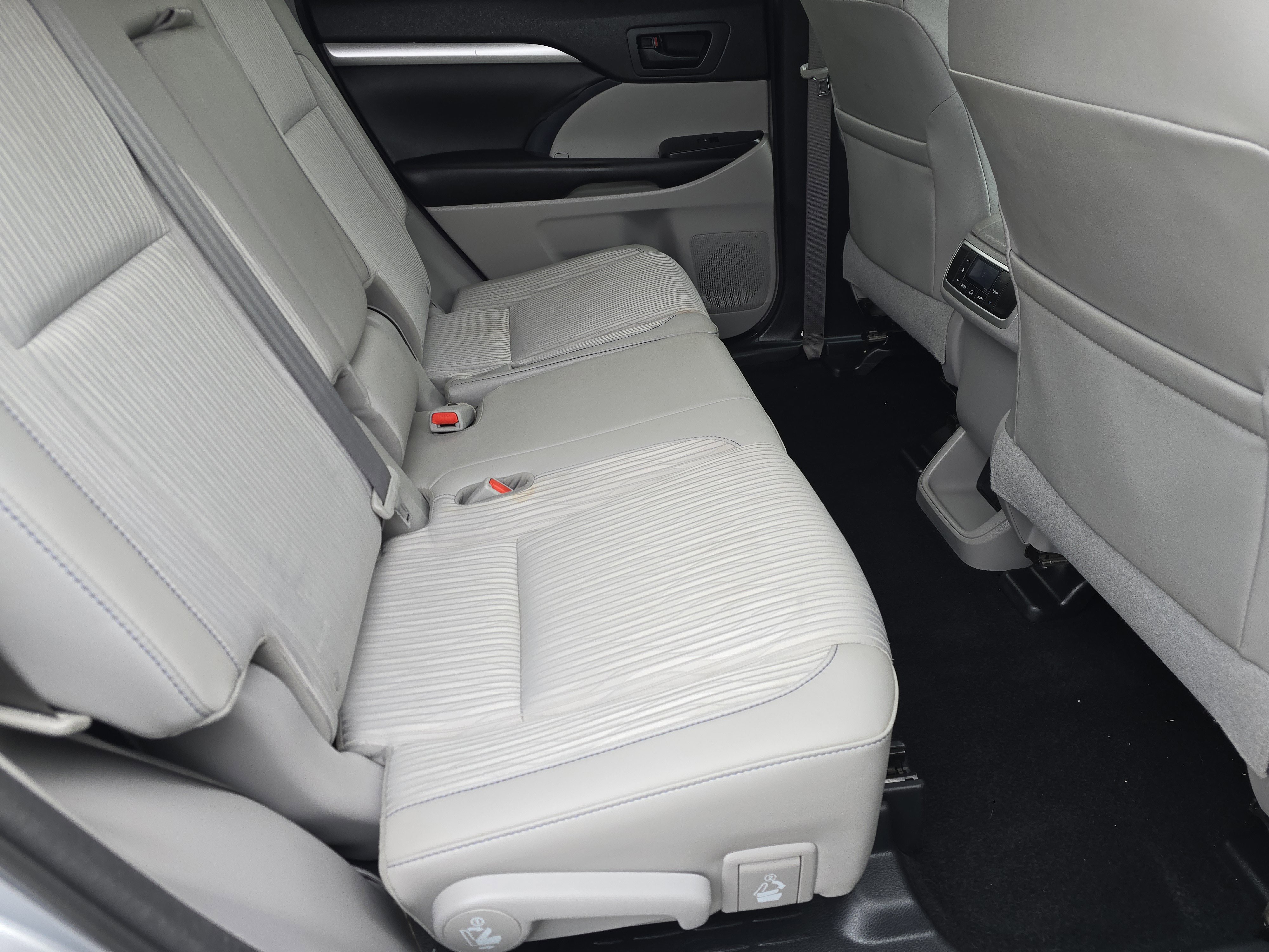 Used 2016 Toyota Highlander Plus image 14