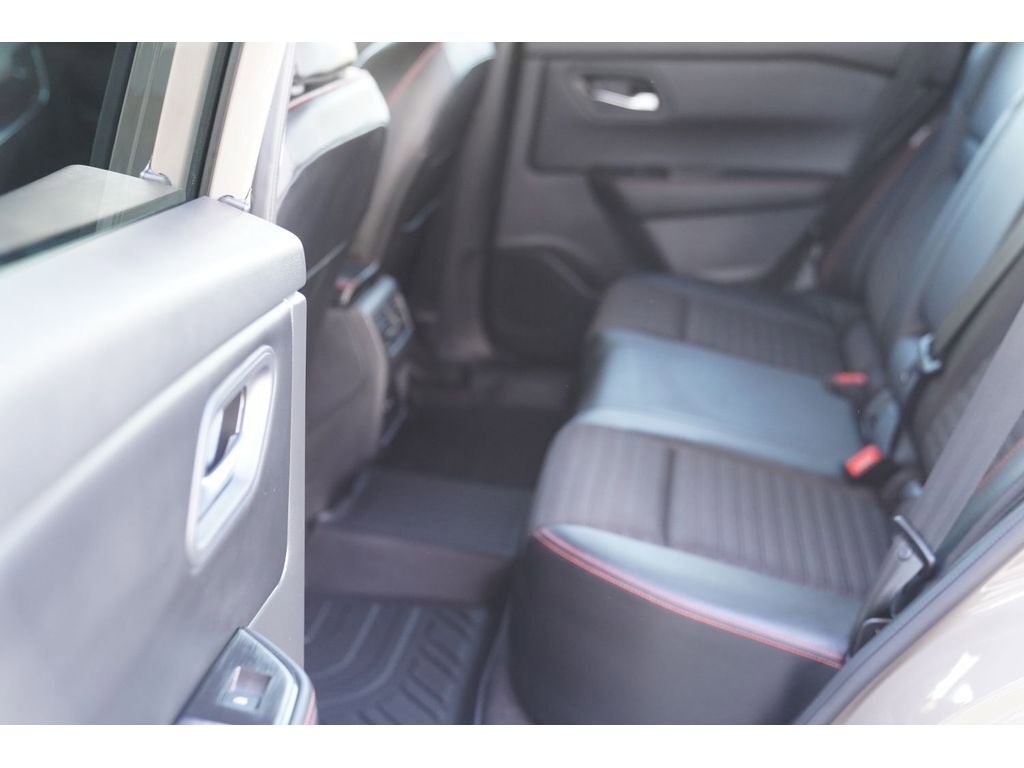 Used 2025 Nissan Rogue SV image 12