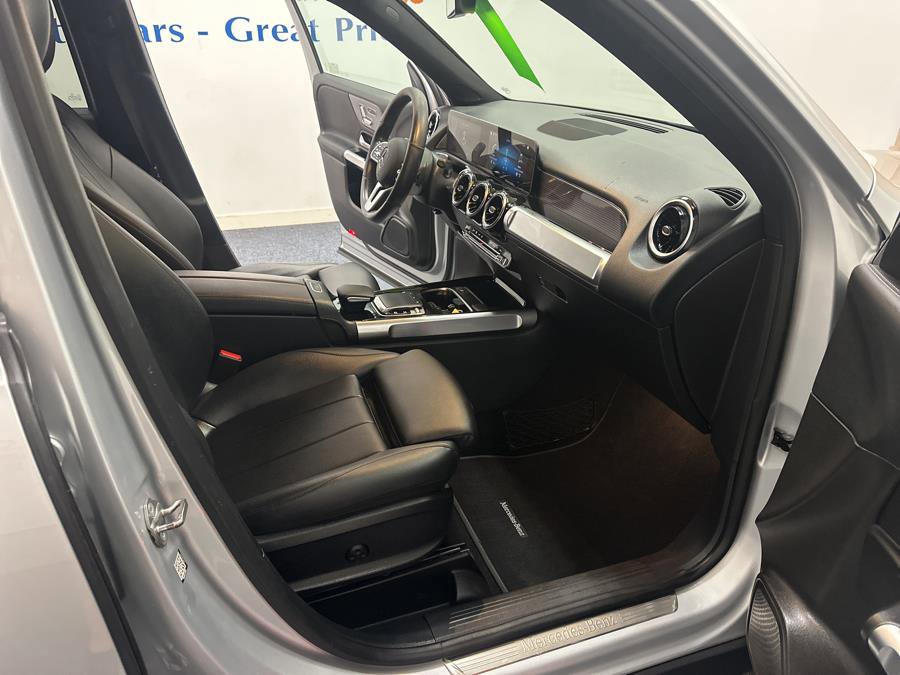 Used 2020 Mercedes-Benz GLB 250 4MATIC w/ Premium Package image 16