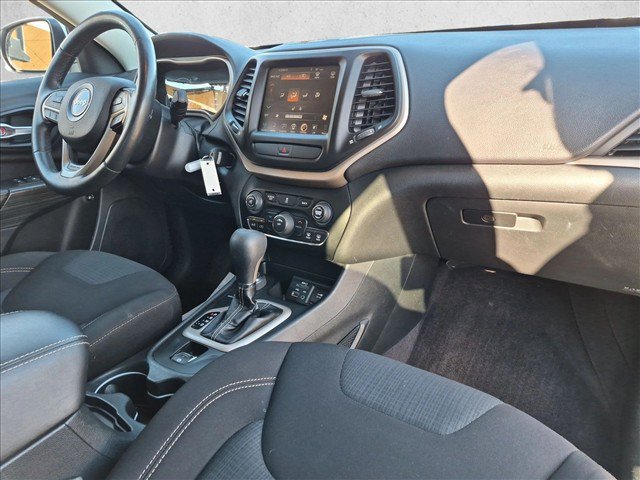 Used 2016 Jeep Cherokee Latitude w/ Cold Weather Group AWD/4WD image 21