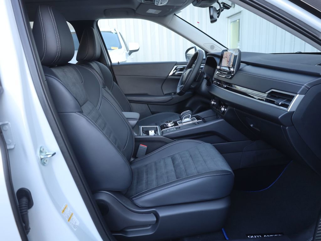 New 2025 Mitsubishi Outlander SE image 13