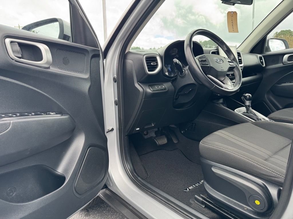 Used 2022 Hyundai Venue SEL w/ Cargo Package image 13