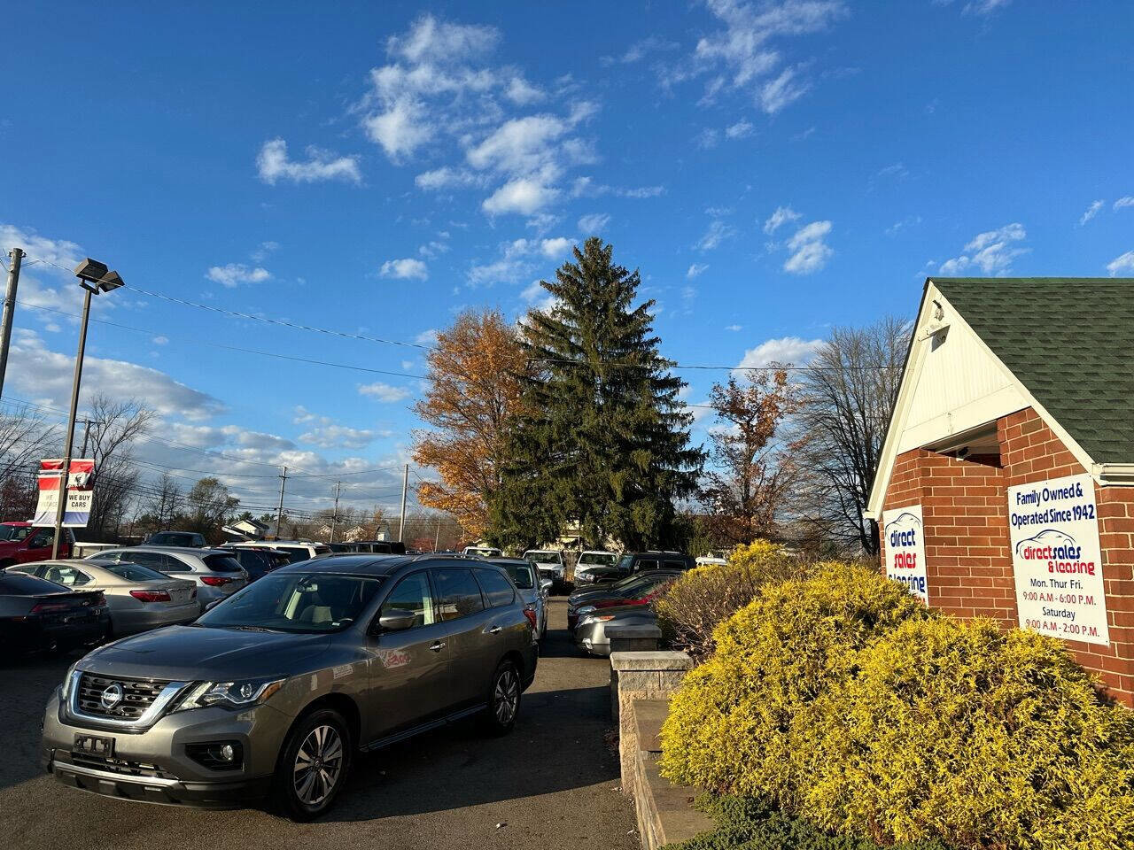 Used 2018 Nissan Pathfinder SV image 1