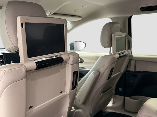 Used 2021 Chrysler Pacifica Touring-L w/ Uconnect Theater Family Group image 22