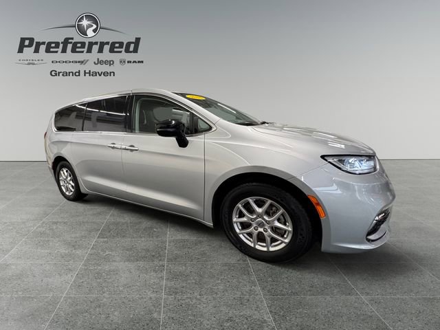 Used 2024 Chrysler Pacifica Touring-L FWD image 8