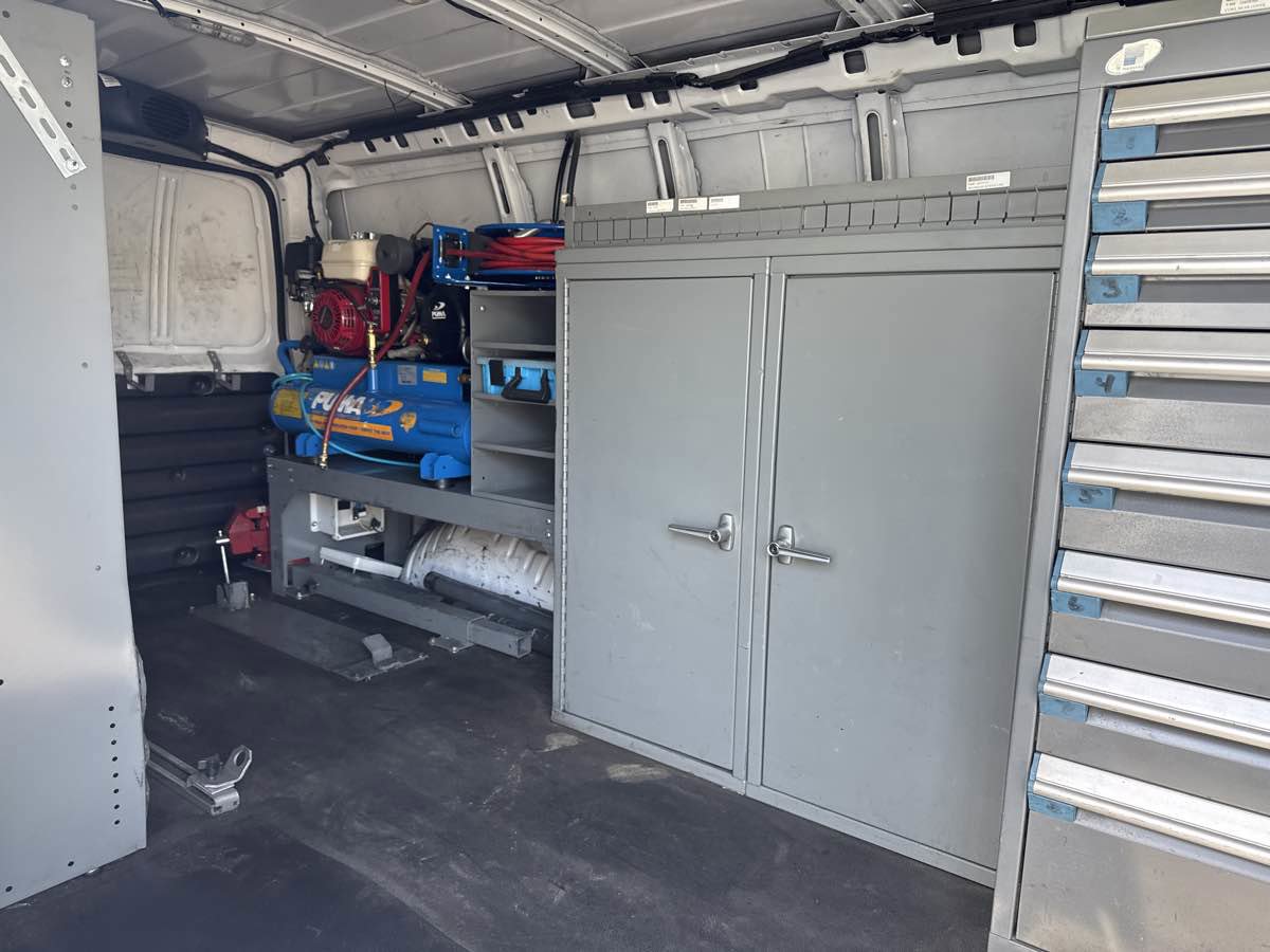 Used 2017 Chevrolet Express 3500 Extended RWD image 9