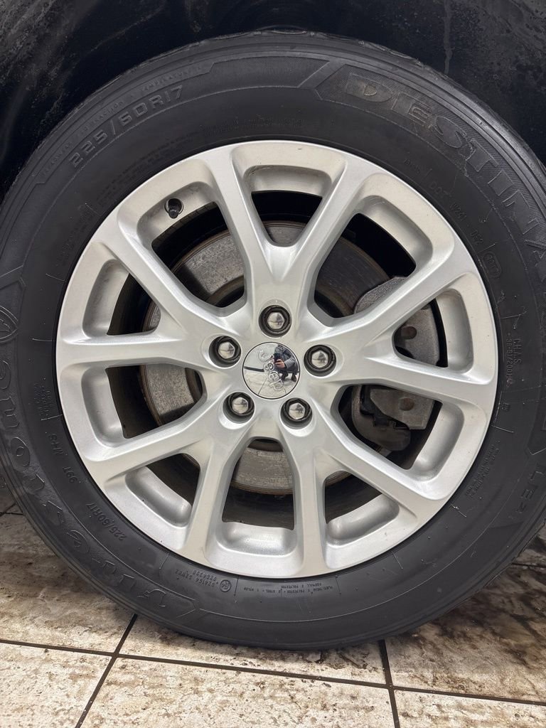 Used 2018 Jeep Cherokee Latitude Plus w/ Comfort/Convenience Group image 17