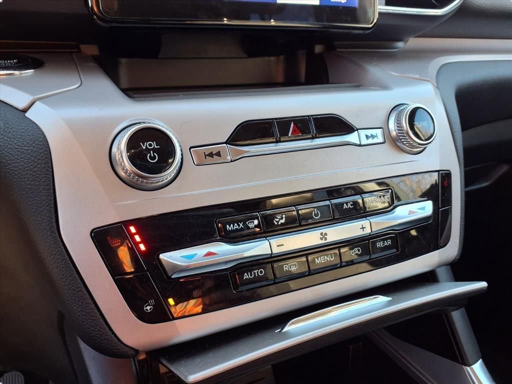 Used 2023 Ford Explorer XLT w/ Equipment Group 202A image 18