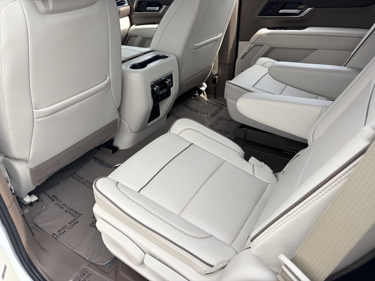 Used 2026 GMC Yukon Denali w/ Denali Reserve Package AWD/4WD image 17