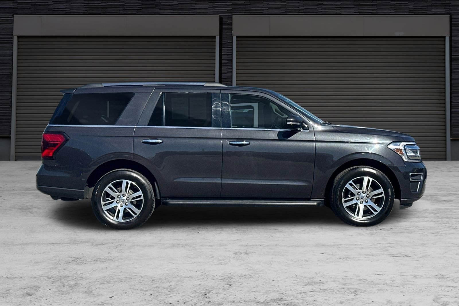 Used 2024 Ford Expedition Limited image 3