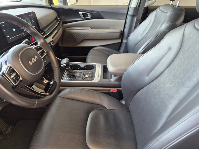 Used 2025 Kia Carnival FWD image 6