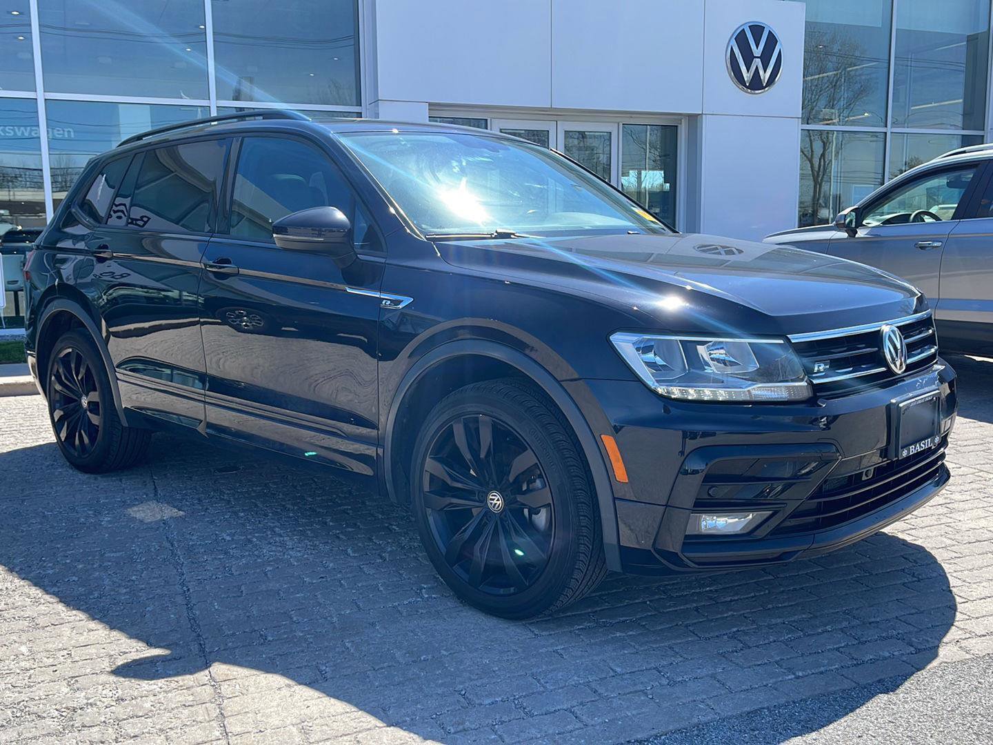 Used 2020 Volkswagen Tiguan SE R-Line AWD/4WD image 2