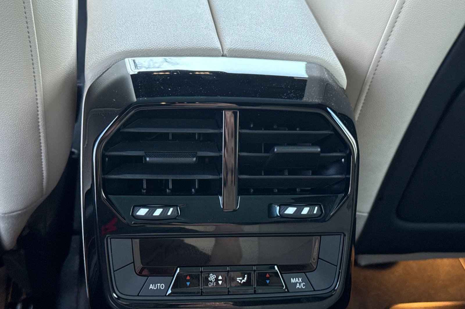 Used 2025 BMW iX xDrive50 w/ Premium Package image 16