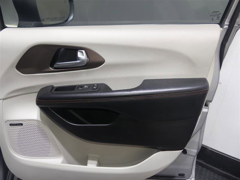 Used 2017 Chrysler Pacifica Touring-L Plus image 19