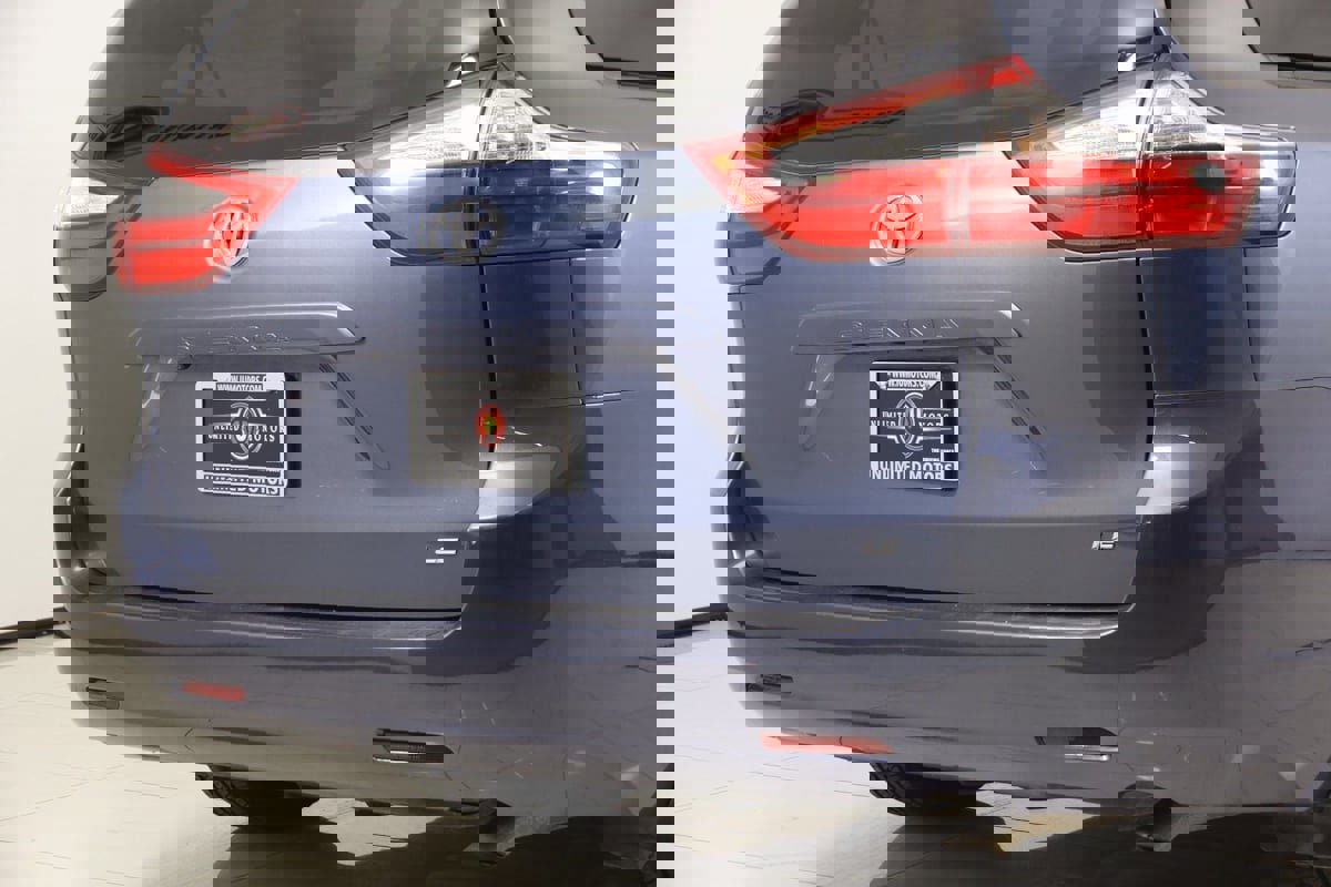 Used 2016 Toyota Sienna LE image 39