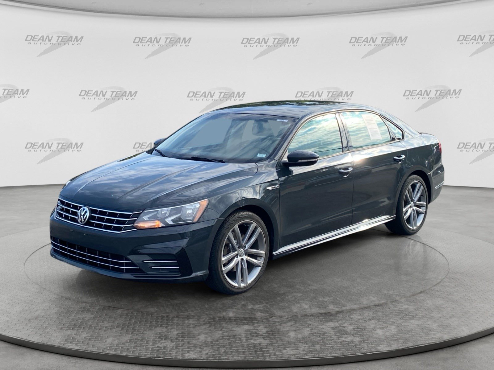 Used 2018 Volkswagen Passat 2.0T R-Line FWD image 3