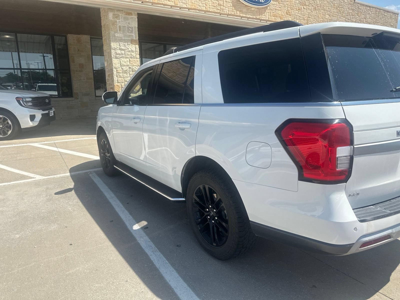 Used 2023 Ford Expedition XLT RWD image 3