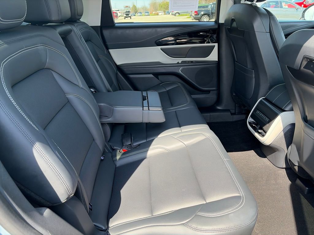 Used 2025 Lincoln Nautilus Premier AWD/4WD image 35