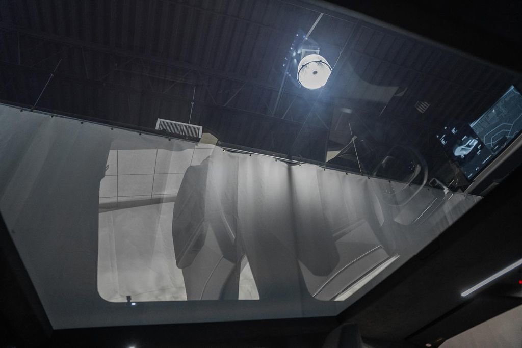 Used 2024 Tesla Cybertruck AWD Crew Cab image 36