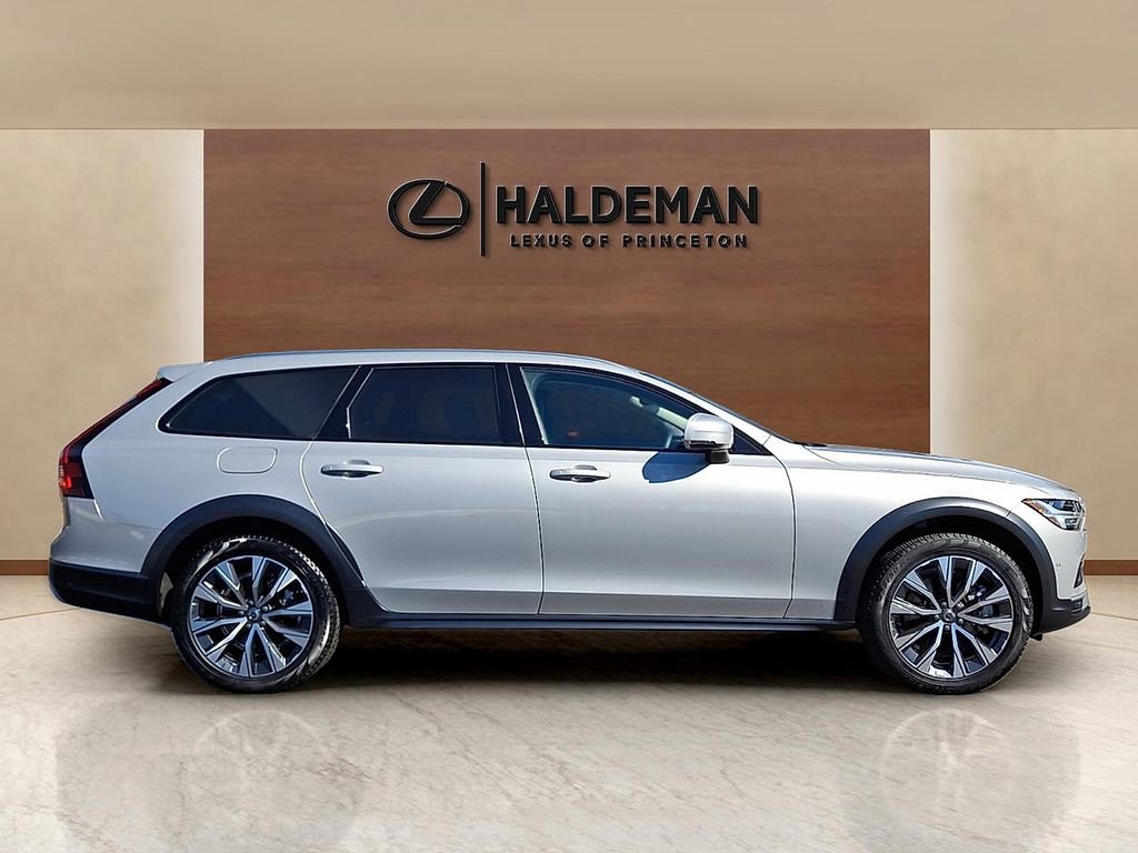 Used 2025 Volvo V90 B6 Cross Country Plus w/ Protection Package Premier image 13