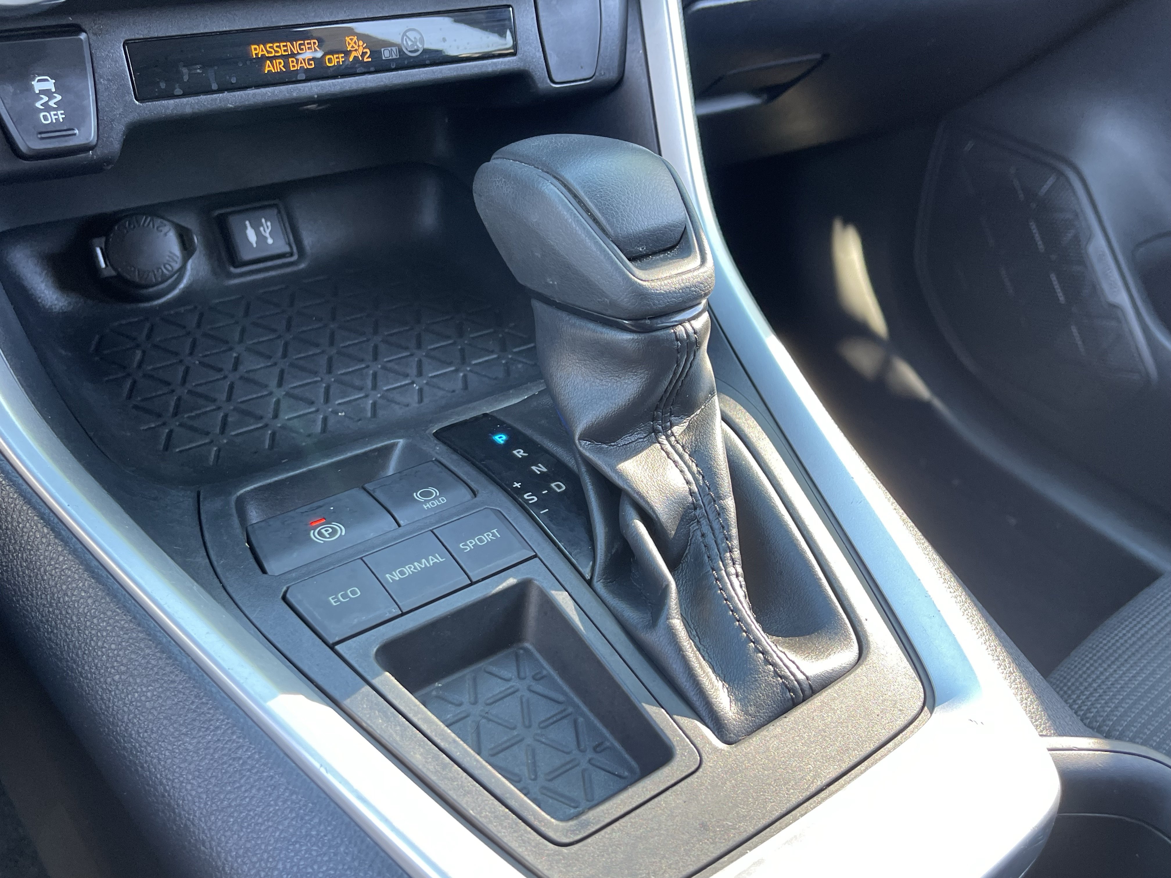 Used 2019 Toyota RAV4 LE w/ All Weather Liner Package FWD image 26