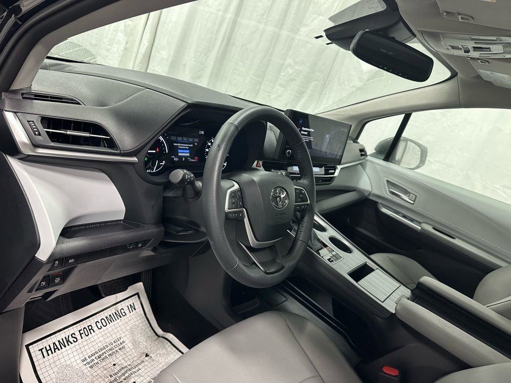 Used 2025 Toyota Sienna XLE image 15