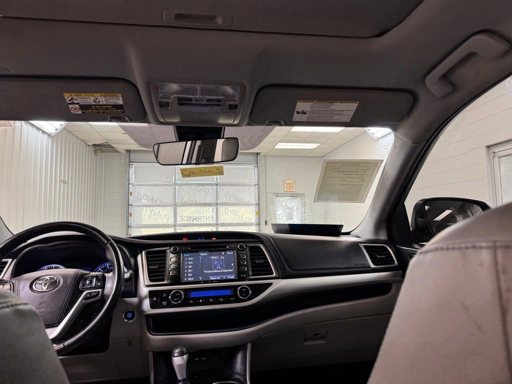 Used 2019 Toyota Highlander XLE FWD image 21