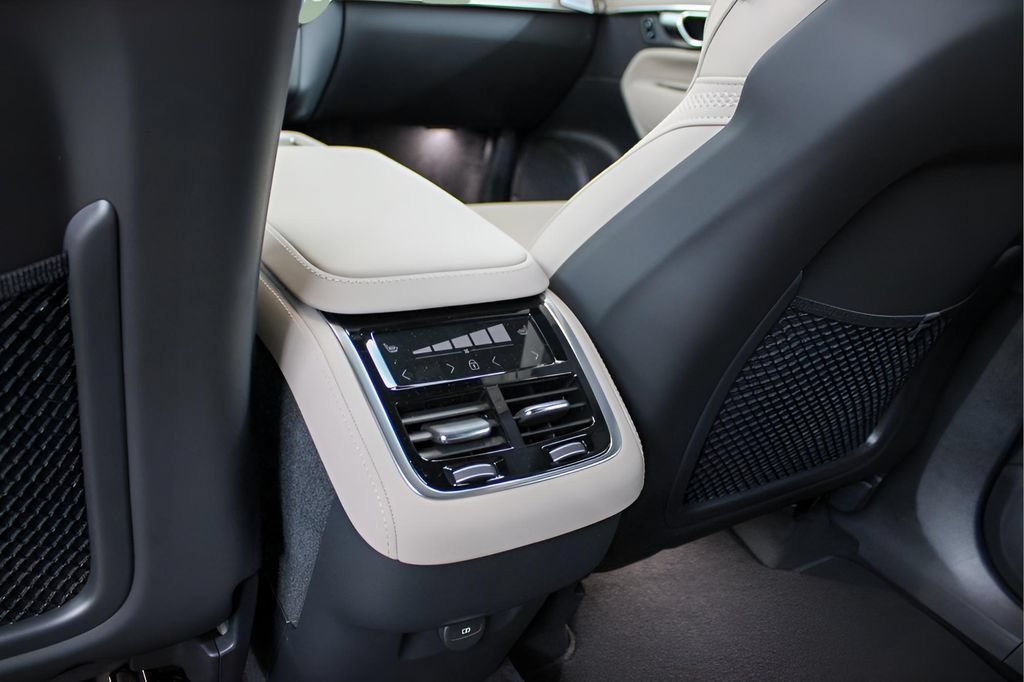 Used 2026 Volvo XC90 B5 Plus w/ Protection Package Premier AWD/4WD image 13